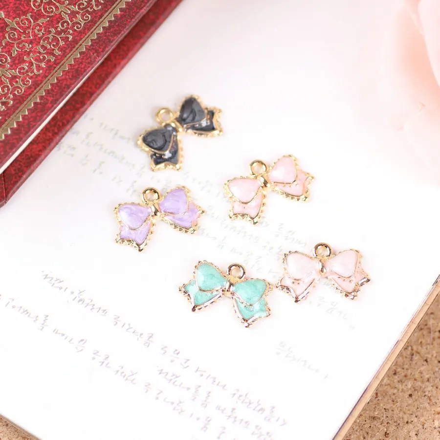 Wholesale 100PCS Glitter Enamel Bows Charms Gold Tone Alloy DIY Jewelry Floating Pendant Oil Drop Charms Girls Hair Band DIY
Wholesale 100PCS Glitter Enamel Bows Charms Gold Tone Alloy DIY Jewelry Floating Pendant Oil Drop Charms Girls Hair Band DIY