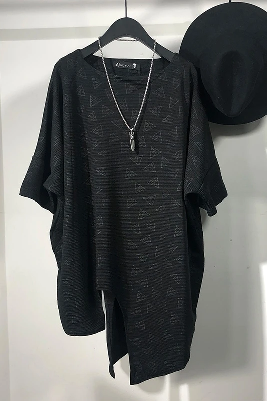 Summer new dark designer irregular print loose T-shirt popular logo individuality long short sleeve T-shirt thin
Summer new dark designer irregular print loose T-shirt popular logo individuality long short sleeve T-shirt thin