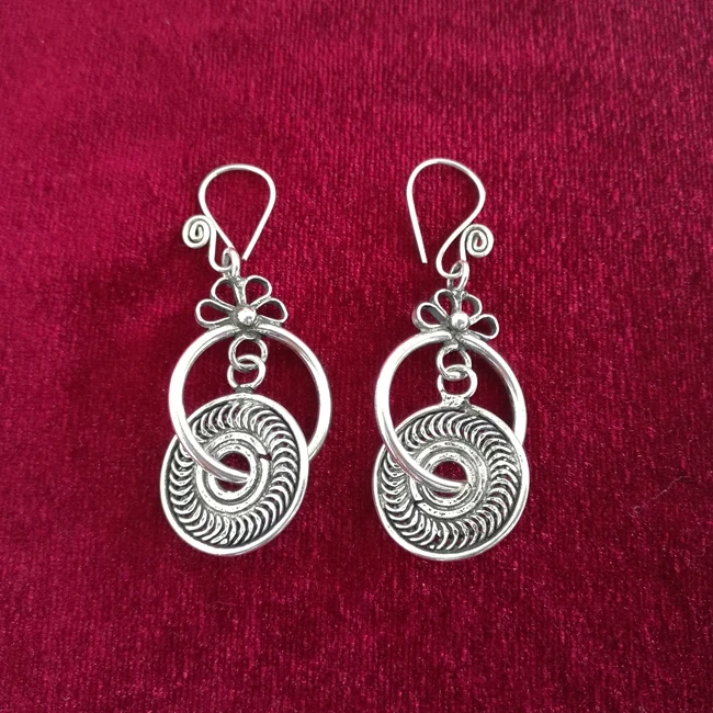 Guizhou handmade jewelry Miao jewelry Handmade seedlings silver Earrings Circle flower earrings
Guizhou handmade jewelry Miao jewelry Handmade seedlings silver Earrings Circle flower earrings