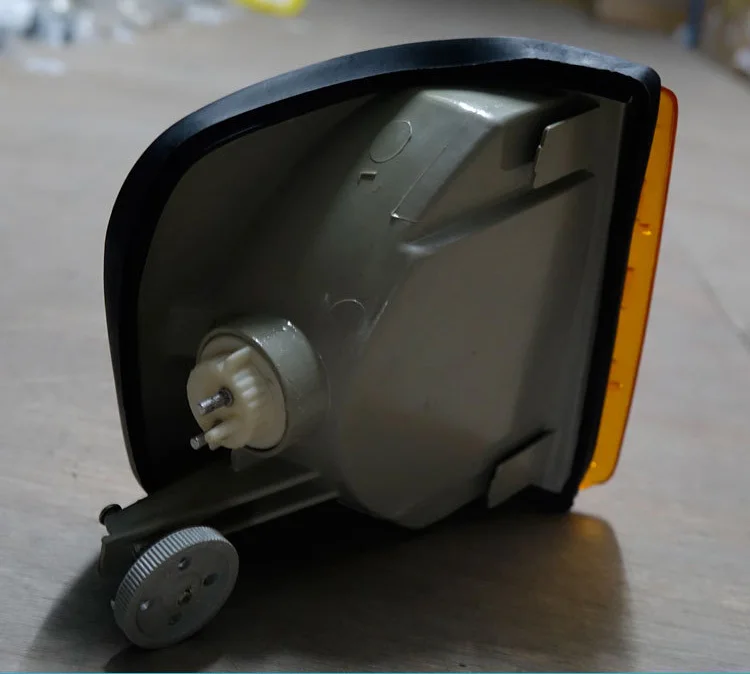 Car Front Corner Lamp Yellow Turn Signal Light Cover for Mercedes Benz W126 300SE 1500SE 1560SE(0008209121)
Car Front Corner Lamp Yellow Turn Signal Light Cover for Mercedes Benz W126 300SE 1500SE 1560SE(0008209121)