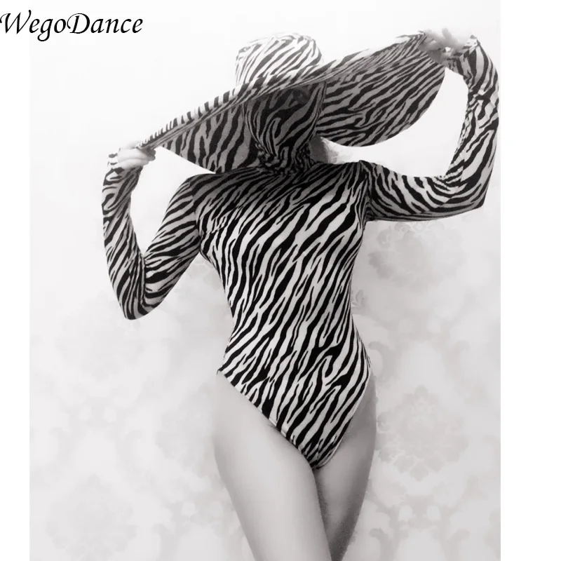 Gogo Show dance team DS bar DJ sexy black and white striped big hat performance Costume leotard for woman freeshipping
Gogo Show dance team DS bar DJ sexy black and white striped big hat performance Costume leotard for woman freeshipping