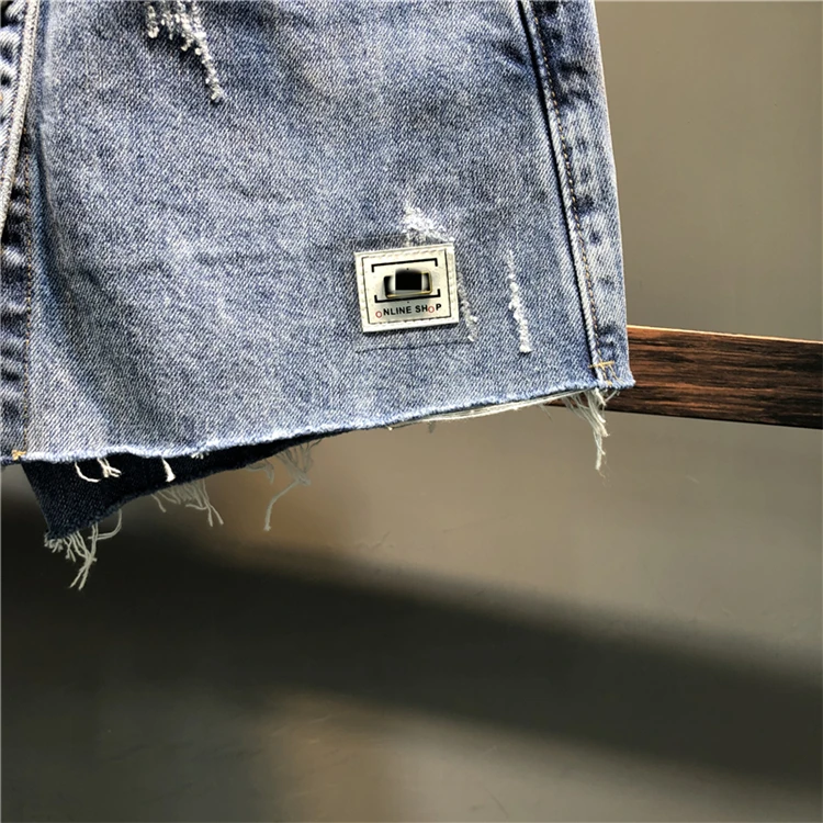 2020 spring and summer new fashion denim shorts skirt women high waist single breasted mini jeans skirt
2020 spring and summer new fashion denim shorts skirt women high waist single breasted mini jeans skirt