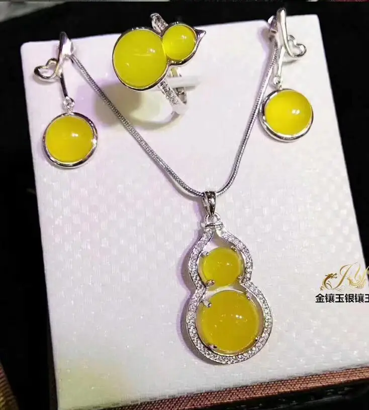 S925 silver inlaid diamond Icesun green chalcedony three piece jewelry pendant earrings with green jade gourd
S925 silver inlaid diamond Icesun green chalcedony three piece jewelry pendant earrings with green jade gourd