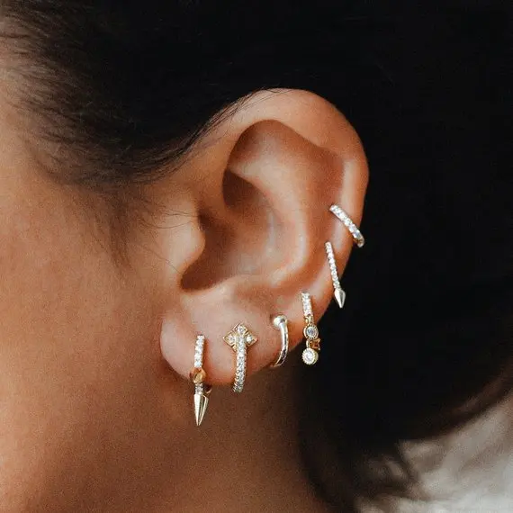 2018 three mini spike punk style women earring round cz hoop minimal delicate design Gold Filled wholesale high quality jewelry
2018 three mini spike punk style women earring round cz hoop minimal delicate design Gold Filled wholesale high quality jewelry