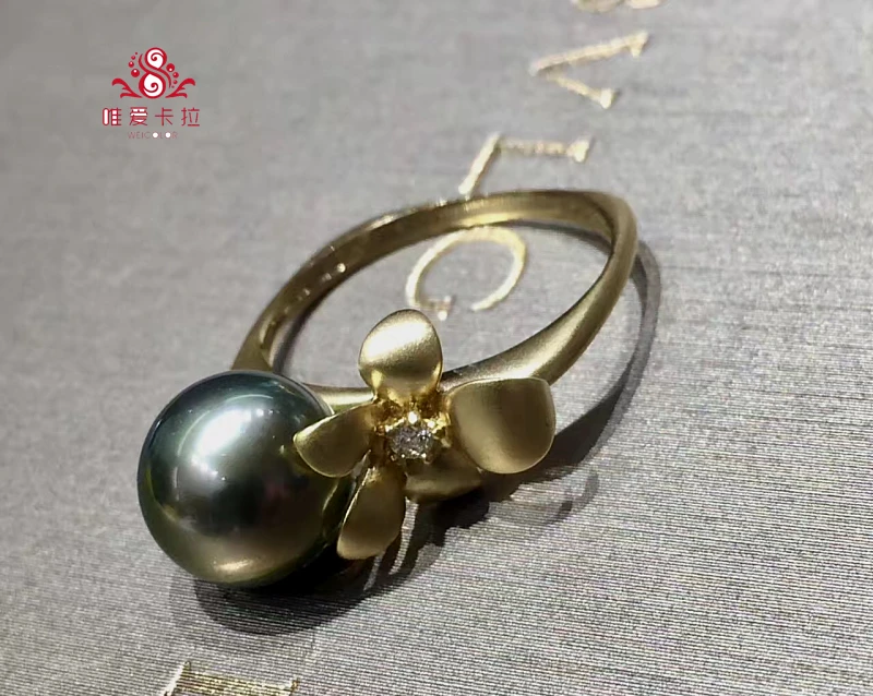 WEICOLOR Very Nice 18K Gold Tahitian Black Pearl Ring. With Malachite Green Luster, Very Few Blemishes !
WEICOLOR Very Nice 18K Gold Tahitian Black Pearl Ring. With Malachite Green Luster, Very Few Blemishes !