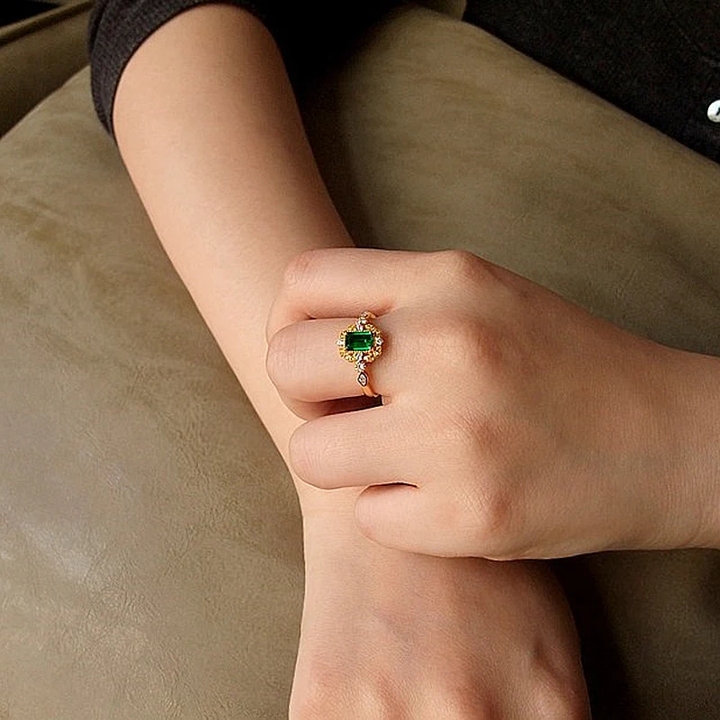 Colombia Solid 18K Yellow Gold 1.2ctw Moissanite Rectangle Green Emerald Halo Ring Engagement Ring Jewelry For Women
Colombia Solid 18K Yellow Gold 1.2ctw Moissanite Rectangle Green Emerald Halo Ring Engagement Ring Jewelry For Women