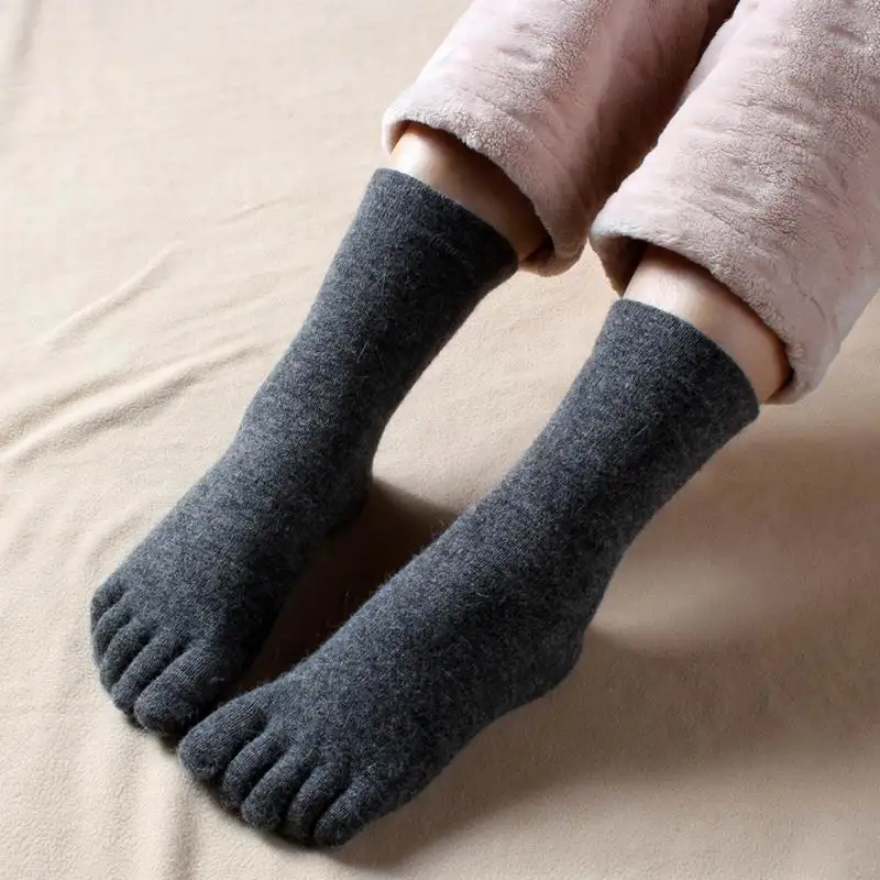 Осенне зимние женские теплые мягкие однотонные шерстяные носки с пятью пальцами