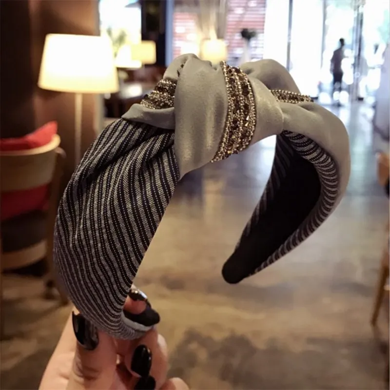 New high-end hair accessories simple stripes knotted in the middle of the wide-brimmed hairband headband head buckle women
New high-end hair accessories simple stripes knotted in the middle of the wide-brimmed hairband headband head buckle women
