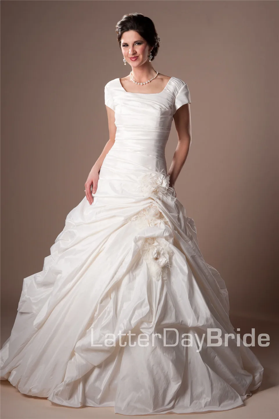 Vintage Taffeta Ball Gown Modest Wedding Dresses 2019 With Cap Sleeves Square Short Sleeves Temple Bridal Gowns With Flowers
Vintage Taffeta Ball Gown Modest Wedding Dresses 2019 With Cap Sleeves Square Short Sleeves Temple Bridal Gowns With Flowers