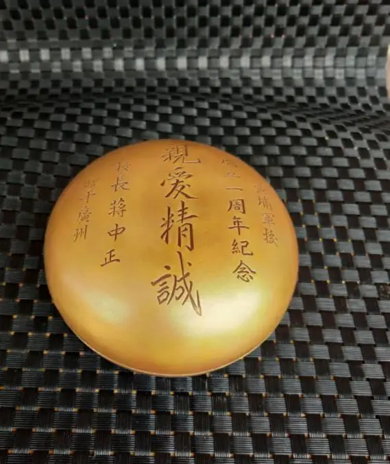 Китайский архицированный круглый ящик из чистой латуни с гравировкой надписей
Китайский архицированный круглый ящик из чистой латуни с гравировкой надписей