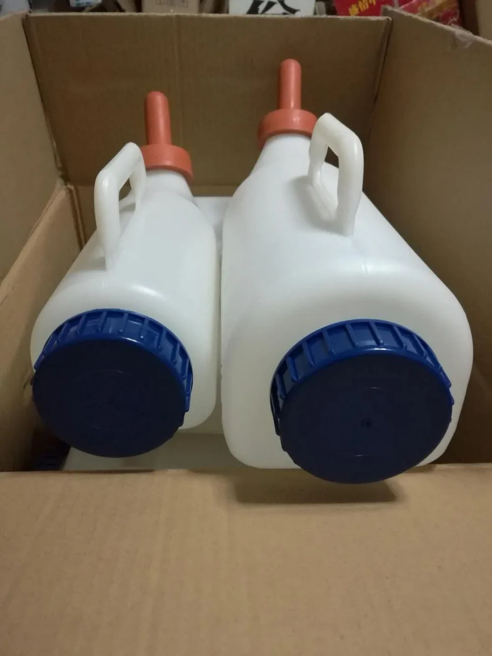 4Liter Big Volume Cow Teat Shaped Calf Feeding Bottle
4Liter Big Volume Cow Teat Shaped Calf Feeding Bottle