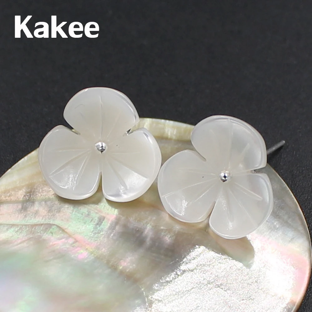 Женские серьги-пусеты Kakee из серебра 925 пробы с натуральным жемчугом и цветком |