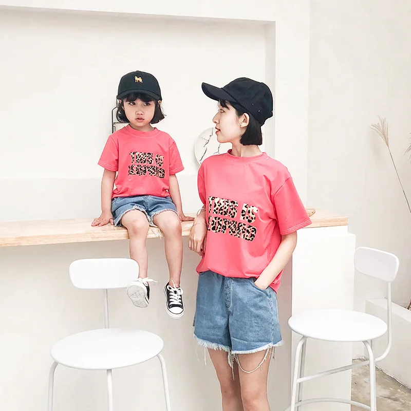 Футболка Mommy and Me из 100% хлопка, летняя футболка с коротким рукавом, одинаковые комплекты для семьи, футболка с леопардовым принтом и надписью ...
Футболка Mommy and Me из 100% хлопка, летняя футболка с коротким рукавом, одинаковые комплекты для семьи, футболка с леопардовым принтом и надписью ...