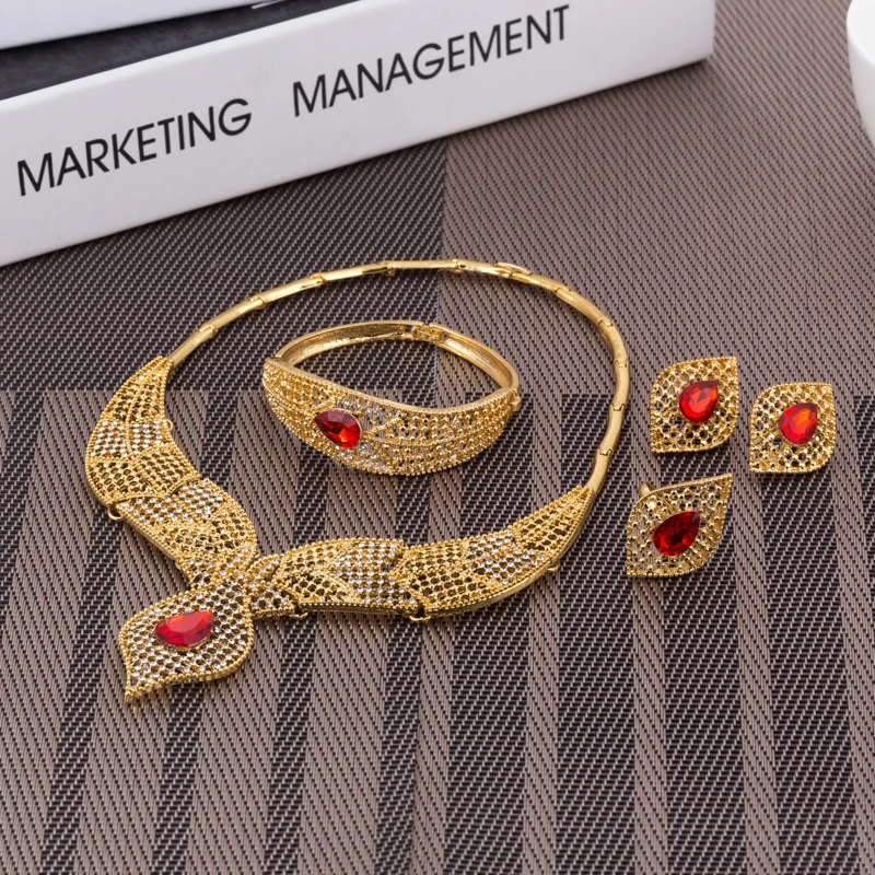 Женский ювелирный комплект из колье, сердца, браслета и кольца
Женский ювелирный комплект из колье, сердца, браслета и кольца