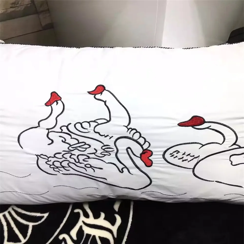 Белая свадебная Подушка с принтом Лебедь любви размер 48x74 см 100% хлопок белая