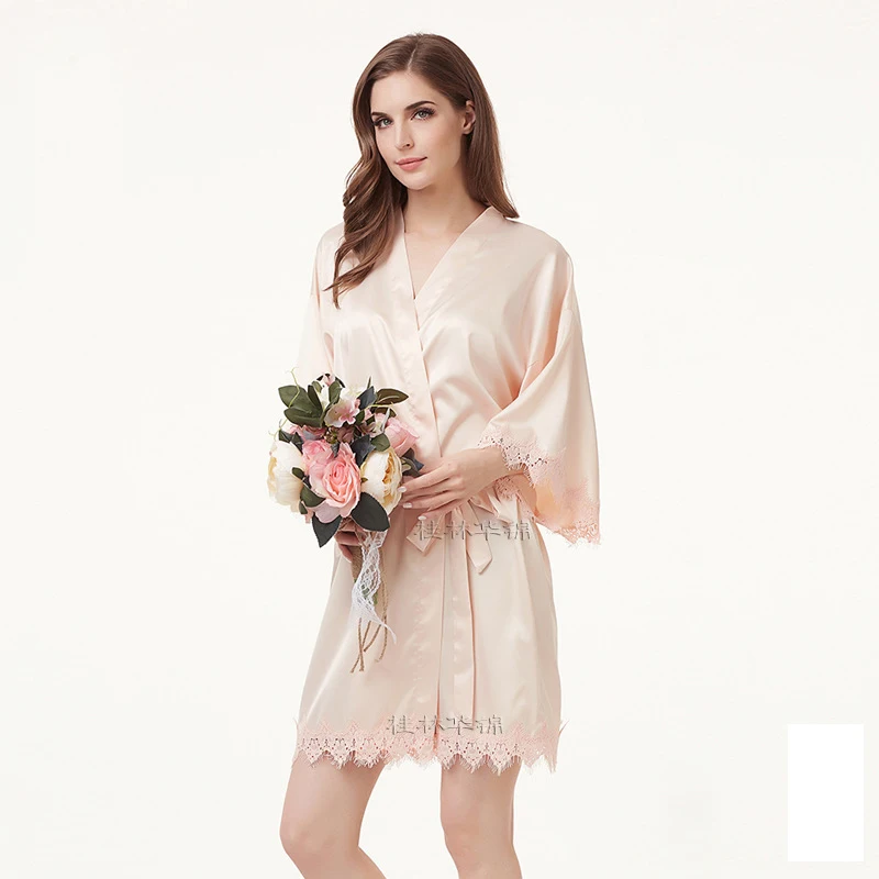 2019 New Solid Color Short robe Bride Kimono bridal bridesmaid Robe satin bathrobe Night dress Eyelash Lace Dressing Gown
2019 New Solid Color Short robe Bride Kimono bridal bridesmaid Robe satin bathrobe Night dress Eyelash Lace Dressing Gown