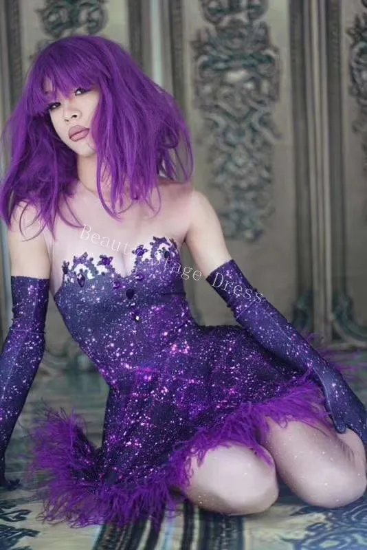 Блестящее фиолетовое свободное мини-платье с перьями длинные перчатки для