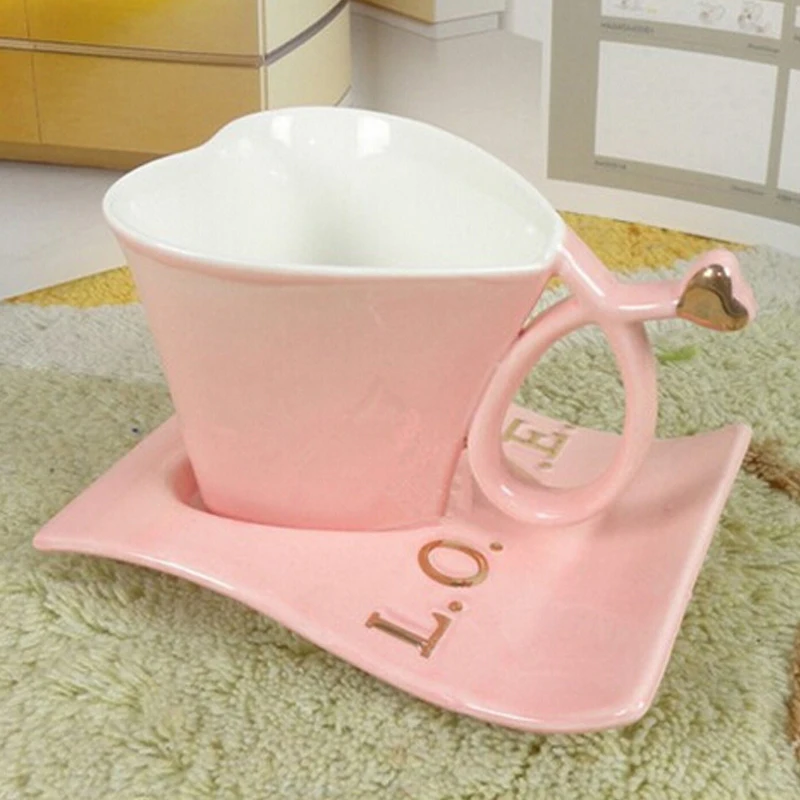 Фото Красивая розовая синяя белая кофейная чашка в форме сердца - купить