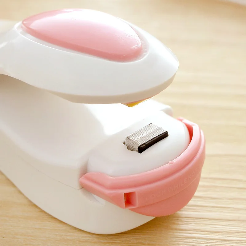 Home Plastic Bag Sealing Clip Machine Portable Bag Clips Handheld Mini Electric Heat Impulse Sealer Kitchen Pack Food Clip Tools
Home Plastic Bag Sealing Clip Machine Portable Bag Clips Handheld Mini Electric Heat Impulse Sealer Kitchen Pack Food Clip Tools