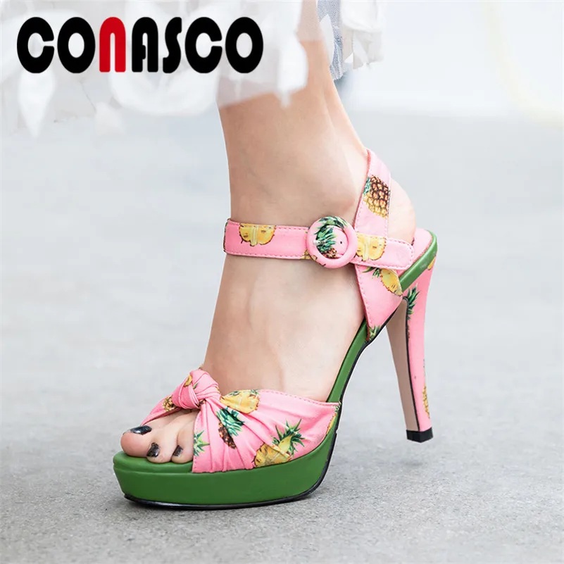 CONASCO 2021 Summer New Fashion Sweet Cloth Flowers Print Women Sandals Vintage Super High Heels Buckle Party Prom Shoes Woman
CONASCO 2021 Summer New Fashion Sweet Cloth Flowers Print Women Sandals Vintage Super High Heels Buckle Party Prom Shoes Woman