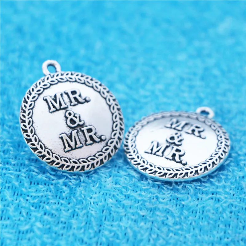 High Quality 10 Pieces/Lot Diameter 25mm Antique Silver plated Letter Embossed MR.MR Round Disc Charms pendants by diy making
High Quality 10 Pieces/Lot Diameter 25mm Antique Silver plated Letter Embossed MR.MR Round Disc Charms pendants by diy making