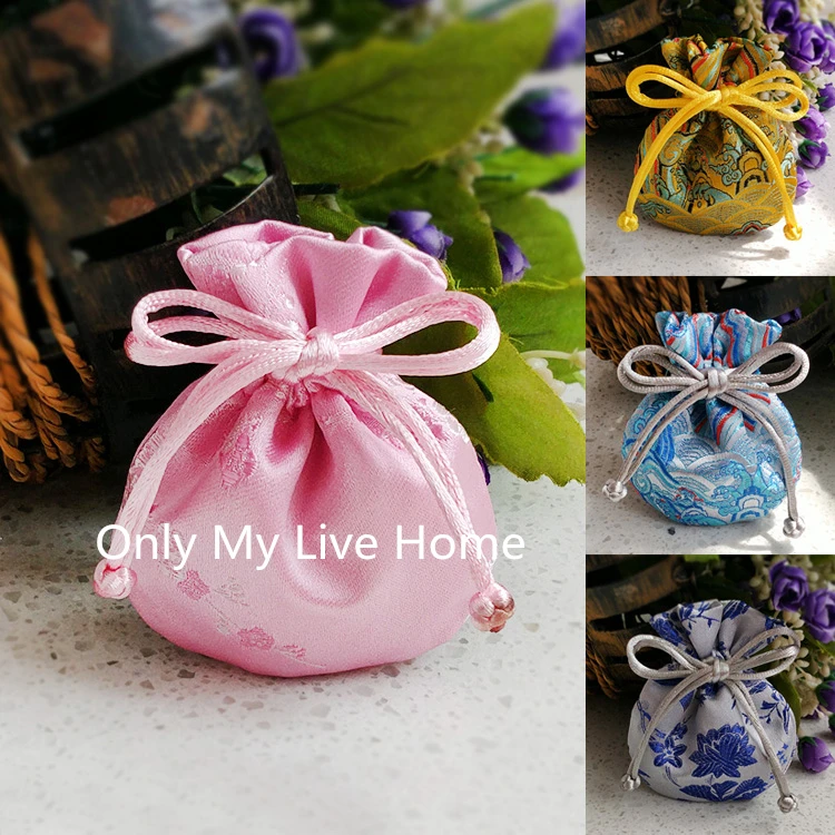 2pcs Cute Mini Chinese Style Lucky Sachet Bag Drawstring Silk Satin Brocade Jewelry Pouch Earrings Bracelet Ring Gift Packaging
2pcs Cute Mini Chinese Style Lucky Sachet Bag Drawstring Silk Satin Brocade Jewelry Pouch Earrings Bracelet Ring Gift Packaging