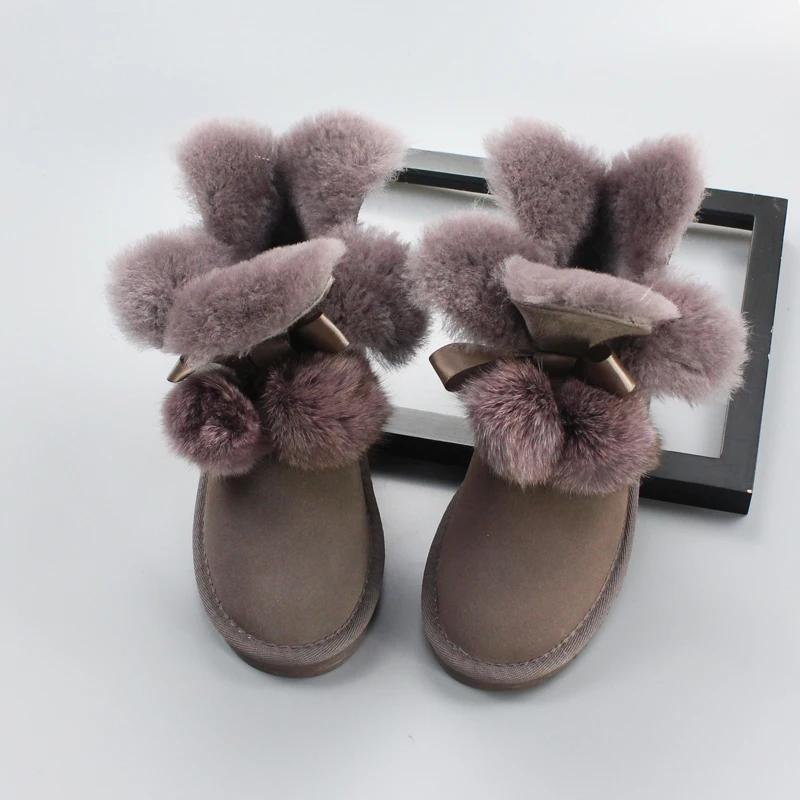 Classic leather warm flat snow boots short tube fur one thickening women's boots comfortable non-slip bread boots.
Classic leather warm flat snow boots short tube fur one thickening women's boots comfortable non-slip bread boots.
