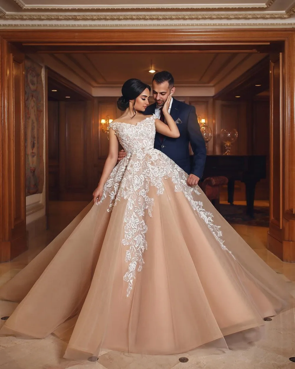 Champagne Vestido De Noiva New Muslim Wedding Dresses Ball Gown V-neck Tulle Lace Dubai Arabic Wedding Gown Bridal Dresses
Champagne Vestido De Noiva New Muslim Wedding Dresses Ball Gown V-neck Tulle Lace Dubai Arabic Wedding Gown Bridal Dresses