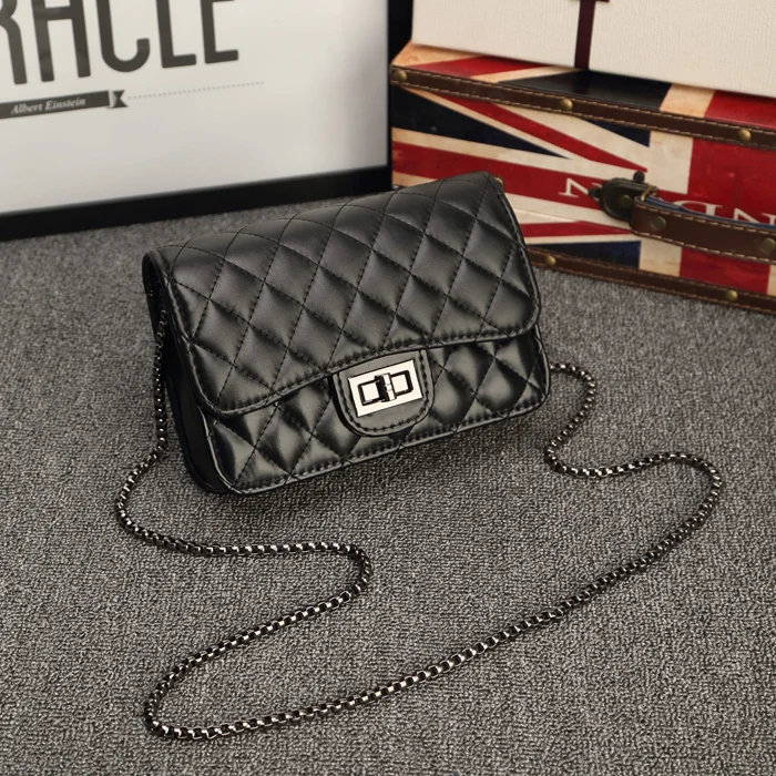 2020 new handbags, fashion trend messenger bag, single shoulder retro flap, diamond lattice chain women bag.
2020 new handbags, fashion trend messenger bag, single shoulder retro flap, diamond lattice chain women bag.