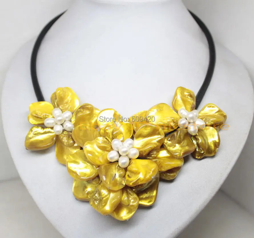 Free Shipping yellow mother of pearl shell hand weave 3 flower pendant necklace 18" fashion jeWELRY
Free Shipping yellow mother of pearl shell hand weave 3 flower pendant necklace 18" fashion jeWELRY