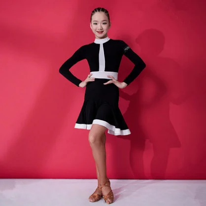Latin costume children's competition suit new girl dance professional performance Latin dance skirt
Latin costume children's competition suit new girl dance professional performance Latin dance skirt