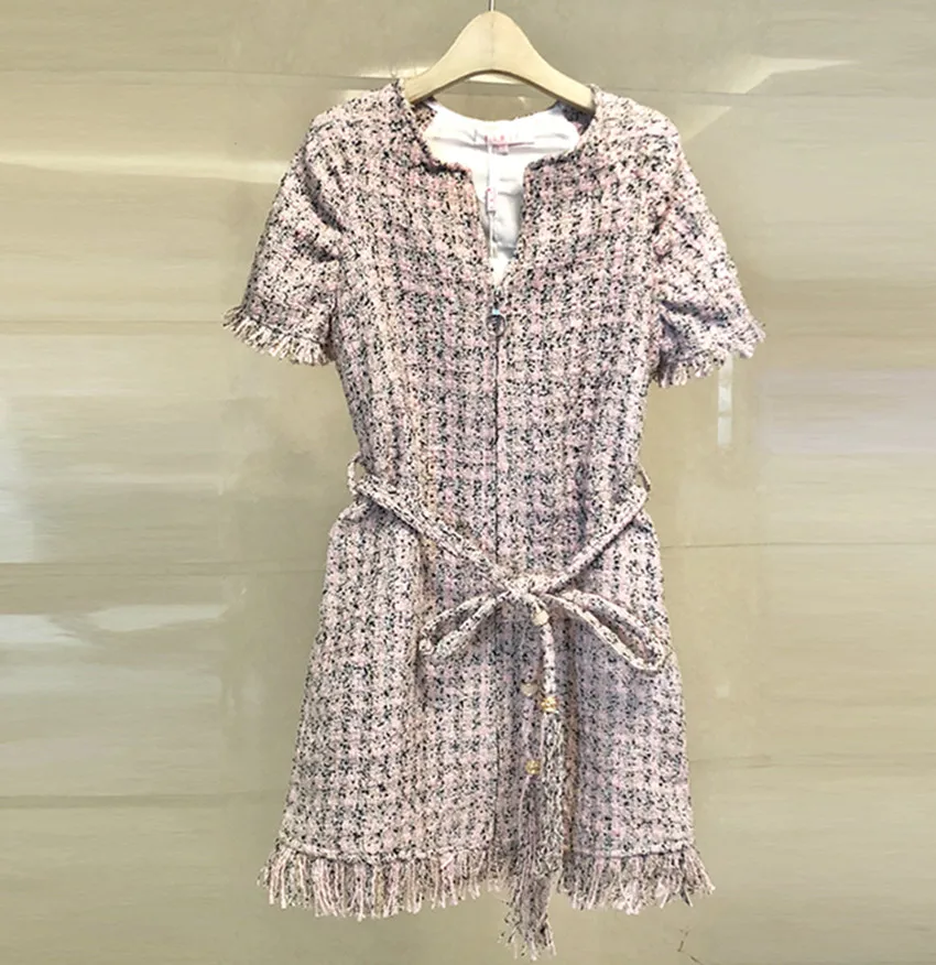 Runway Designer Women Tweed Dress Fall Winter Pink Plaid Short Sleeve Dress Casual O Neck Weave Tassel Zippers Dress With Belt
Runway Designer Women Tweed Dress Fall Winter Pink Plaid Short Sleeve Dress Casual O Neck Weave Tassel Zippers Dress With Belt