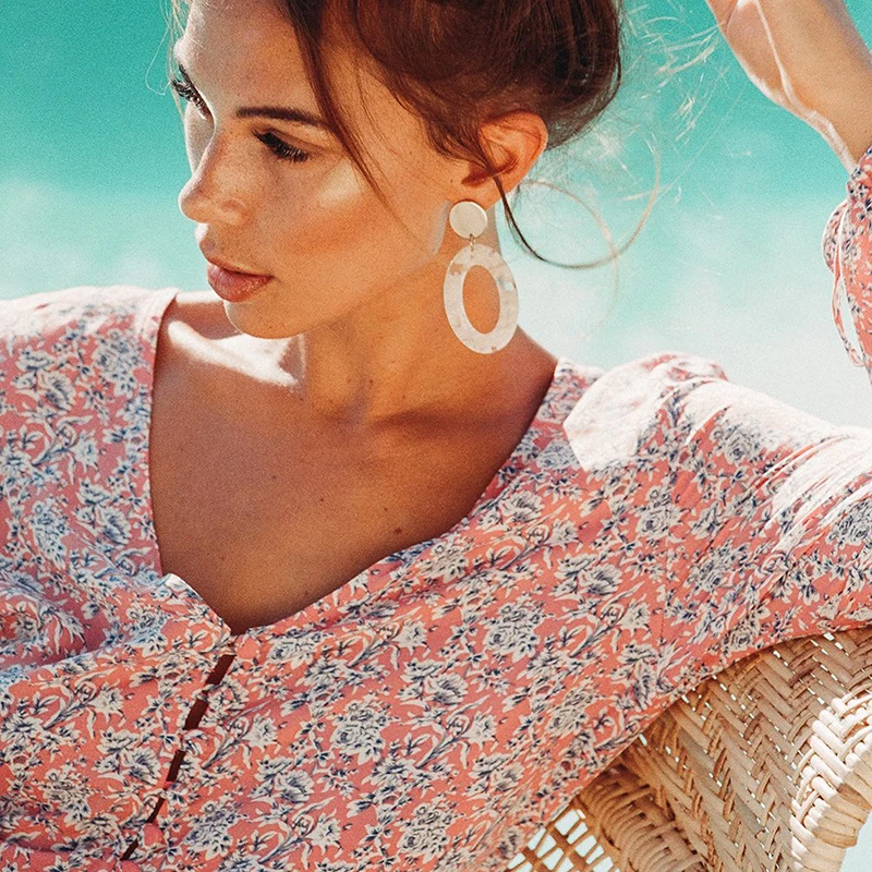 2019 new women's spring and summer fashion single-breasted printed nine-point sleeve short shirt
2019 new women's spring and summer fashion single-breasted printed nine-point sleeve short shirt