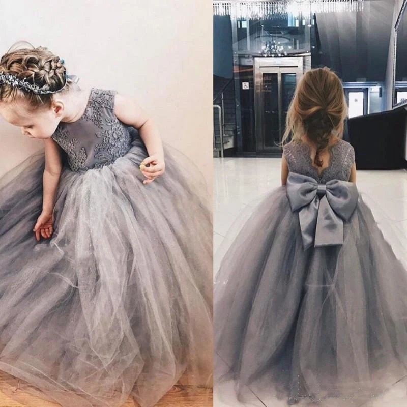 Grey Lace Ball Gown Flower Girl Dresses Appliques Girls Pageant Gowns Big Bow Back Custom Made Puffy Tulle First Communion Gowns
Grey Lace Ball Gown Flower Girl Dresses Appliques Girls Pageant Gowns Big Bow Back Custom Made Puffy Tulle First Communion Gowns