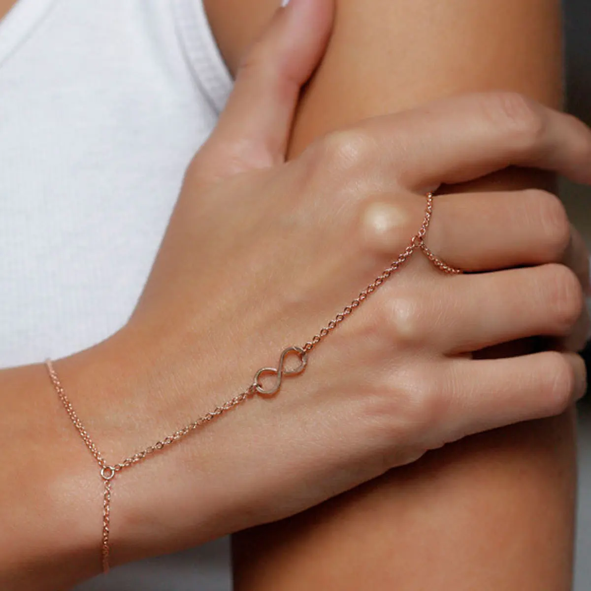 New Chain Lucky 8 Letter Finger Bracelet Simple Exquisite Slave Harness Hand Accessories for Women L001
New Chain Lucky 8 Letter Finger Bracelet Simple Exquisite Slave Harness Hand Accessories for Women L001