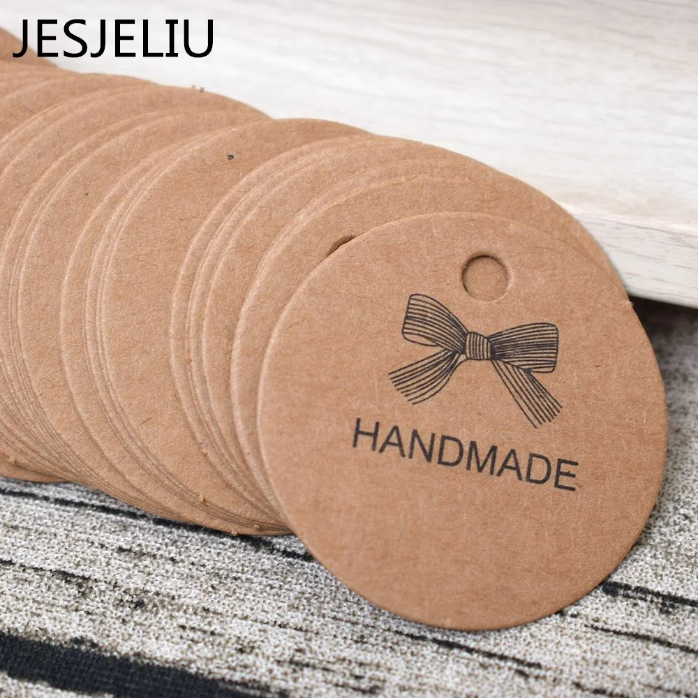 100pcs/lot Novelty Handmade Label 4*4cm Vintage Stickers Kraft Label Sticker DIY Hand Made For Gift Cake Baking Sealing Hang tag
100pcs/lot Novelty Handmade Label 4*4cm Vintage Stickers Kraft Label Sticker DIY Hand Made For Gift Cake Baking Sealing Hang tag