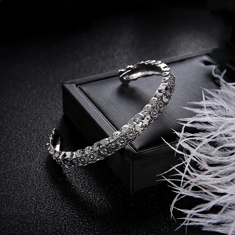 Женский винтажный браслет в богемном стиле Серебристый на запястье с открытыми