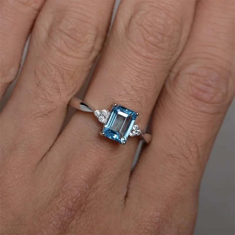 Высококачественное кольцо с инкрустированными радужными/синими кристаллами из