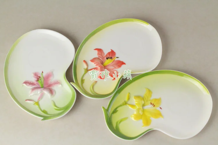 2018 Peony Lily Coffee Cups With Saucer Tea Milk Cup Set with spoon Creative Ceramic Drinkware European Style Bone China Gifts
2018 Peony Lily Coffee Cups With Saucer Tea Milk Cup Set with spoon Creative Ceramic Drinkware European Style Bone China Gifts