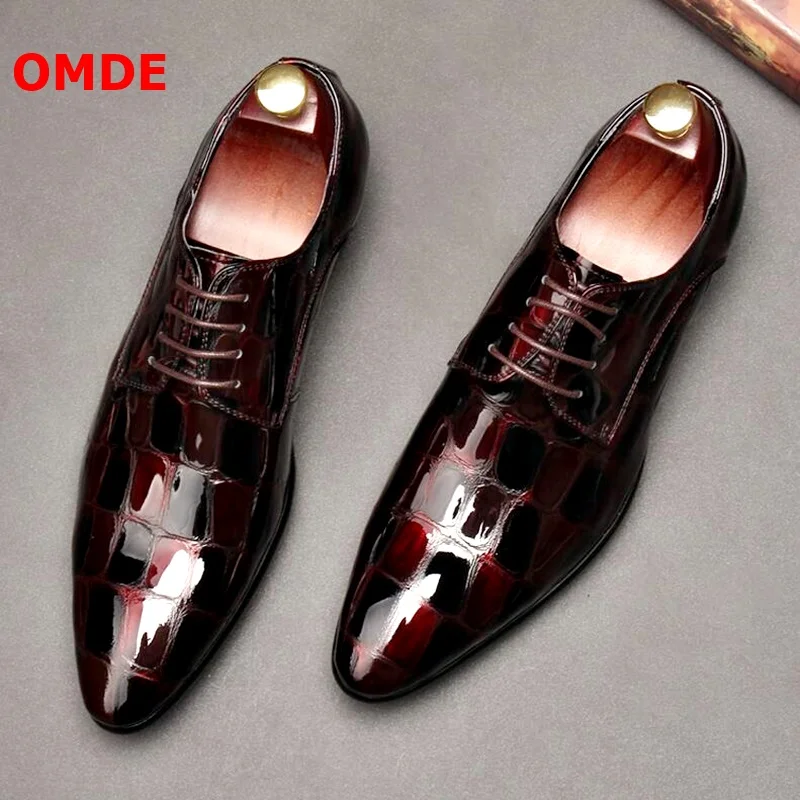OMDE NEW Fashion Wine-red Patent Leather Formal Shoes Men Luxury Breathable Lace-up Derby Dress Shoes Pointed Toe Male Prom Shoe
OMDE NEW Fashion Wine-red Patent Leather Formal Shoes Men Luxury Breathable Lace-up Derby Dress Shoes Pointed Toe Male Prom Shoe