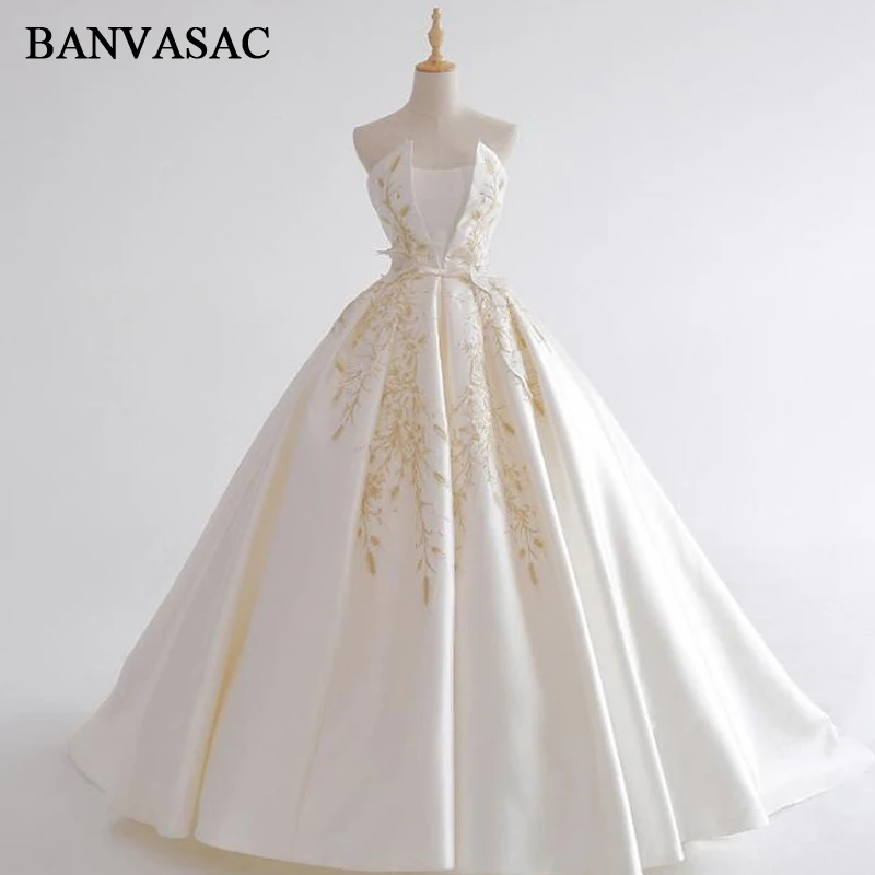 BANVASAC 2018 Ball Gown Strapless Plus Size Wedding Dresses Real Photos Embroidery Satin Court Train Bridal Dresses
BANVASAC 2018 Ball Gown Strapless Plus Size Wedding Dresses Real Photos Embroidery Satin Court Train Bridal Dresses
