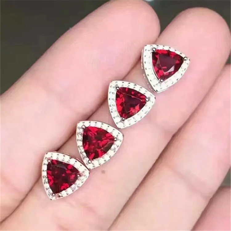 KJJEAXCMY fine jewelry 925 Pure silver inlaid with natural triangle garnet female ear nail jewelry.
KJJEAXCMY fine jewelry 925 Pure silver inlaid with natural triangle garnet female ear nail jewelry.