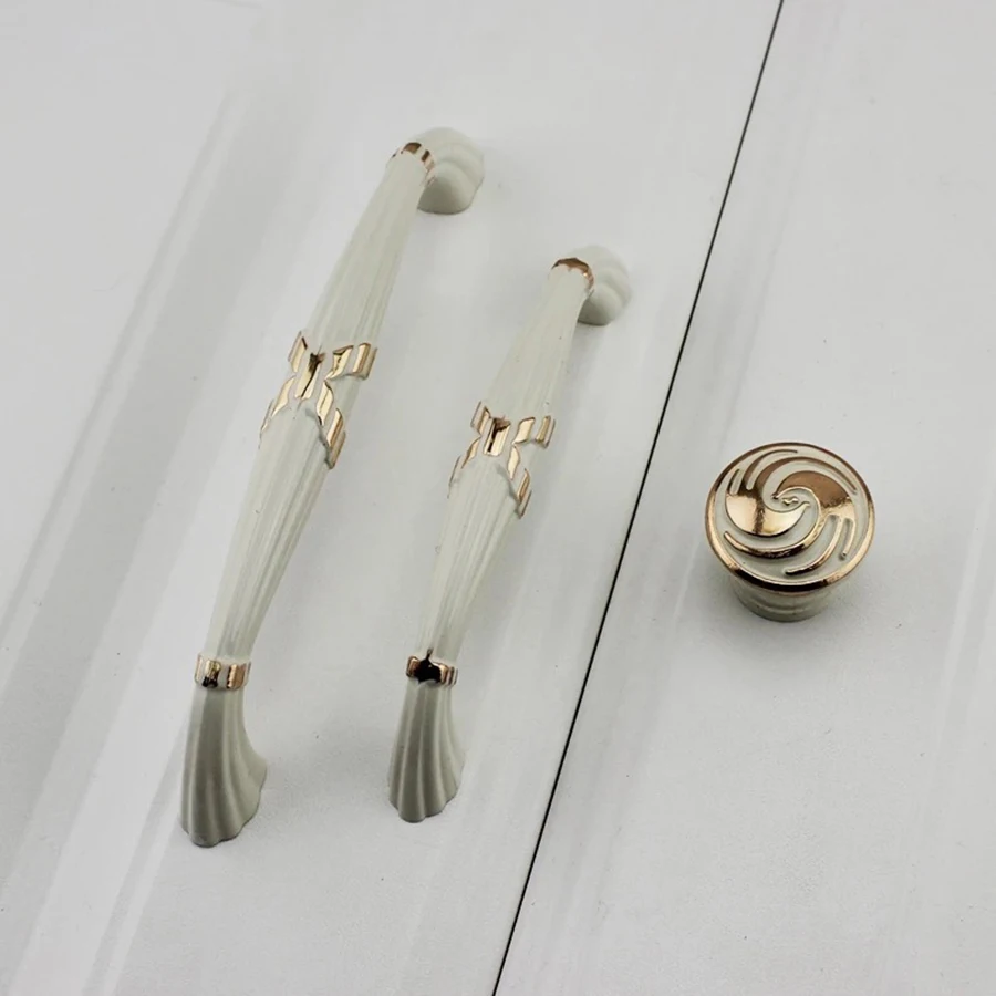 Бесплатная доставка, модная Роскошная твердая мебель, ручной шкаф 3,8 дюйма, выдвижная дверная ручка шкафа 5 дюймов, комод, ручки, деревенский ...
Бесплатная доставка, модная Роскошная твердая мебель, ручной шкаф 3,8 дюйма, выдвижная дверная ручка шкафа 5 дюймов, комод, ручки, деревенский ...