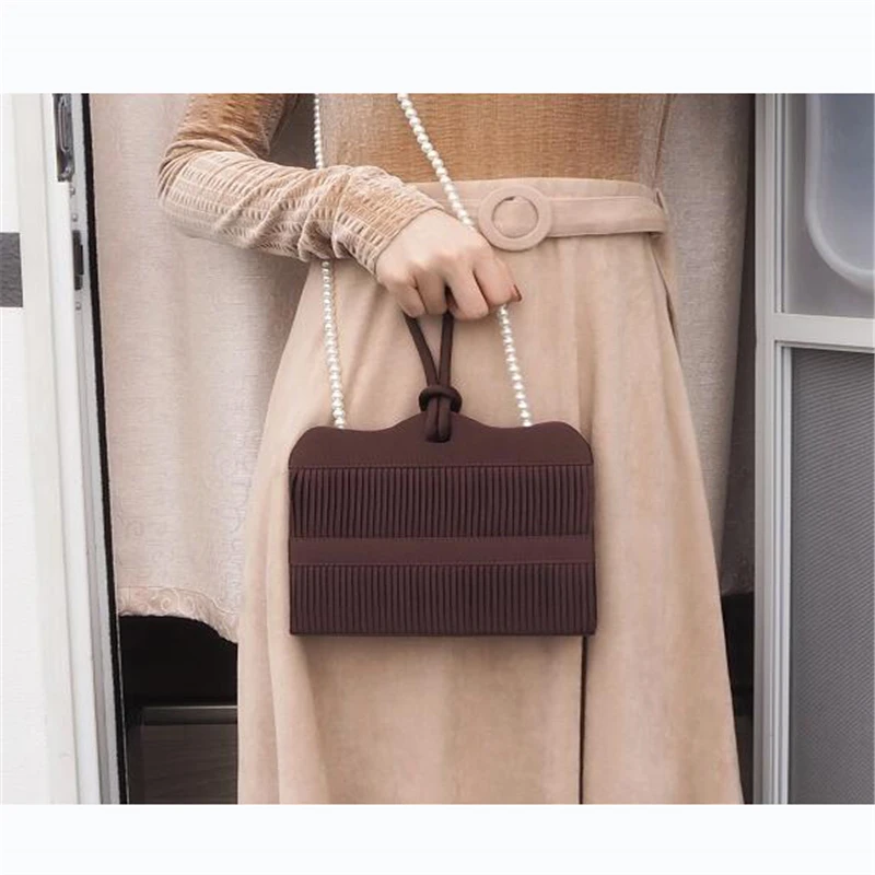 Vintage black handbag elegant women dinner bag Simple fold clutch bag for ladies Pearl shoulder strap shoulder messenger bag
Vintage black handbag elegant women dinner bag Simple fold clutch bag for ladies Pearl shoulder strap shoulder messenger bag