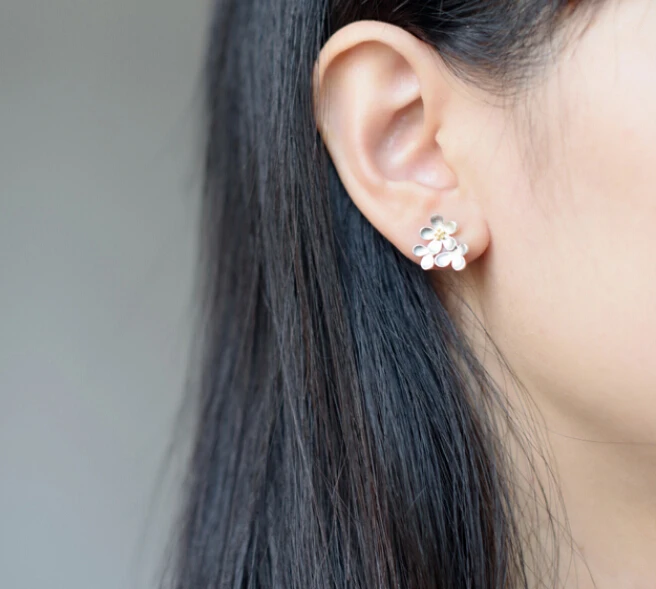 REAL. 925 Sterling Silver Golden 3-flowers Plumeria Daisy Earrings Stud Newest Jewellry GTLE264
REAL. 925 Sterling Silver Golden 3-flowers Plumeria Daisy Earrings Stud Newest Jewellry GTLE264
