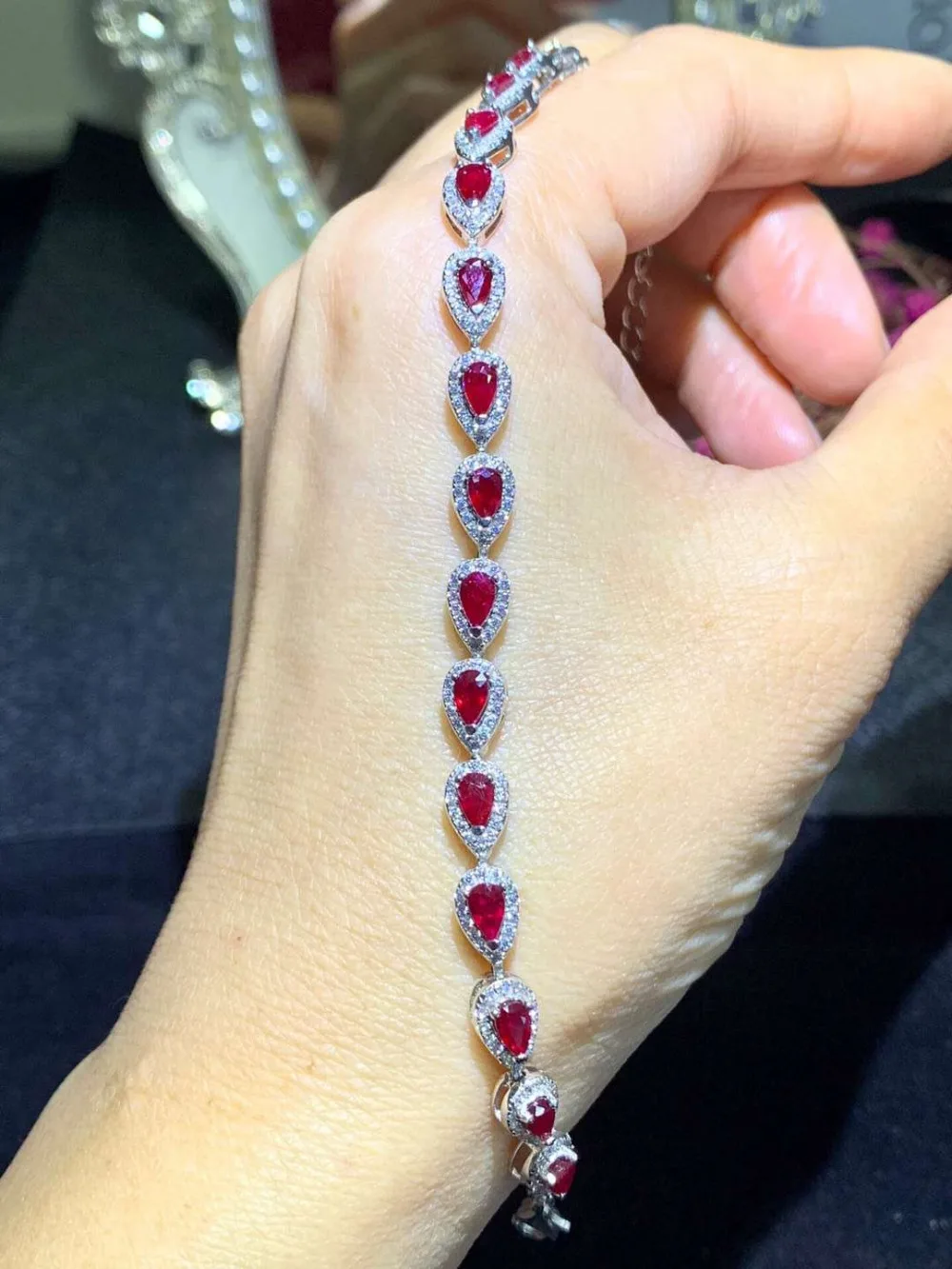 S925 silver natural red ruby bracelet natural gemstone bracelet fashion grace water drop women wedding gift fine jewelry
S925 silver natural red ruby bracelet natural gemstone bracelet fashion grace water drop women wedding gift fine jewelry