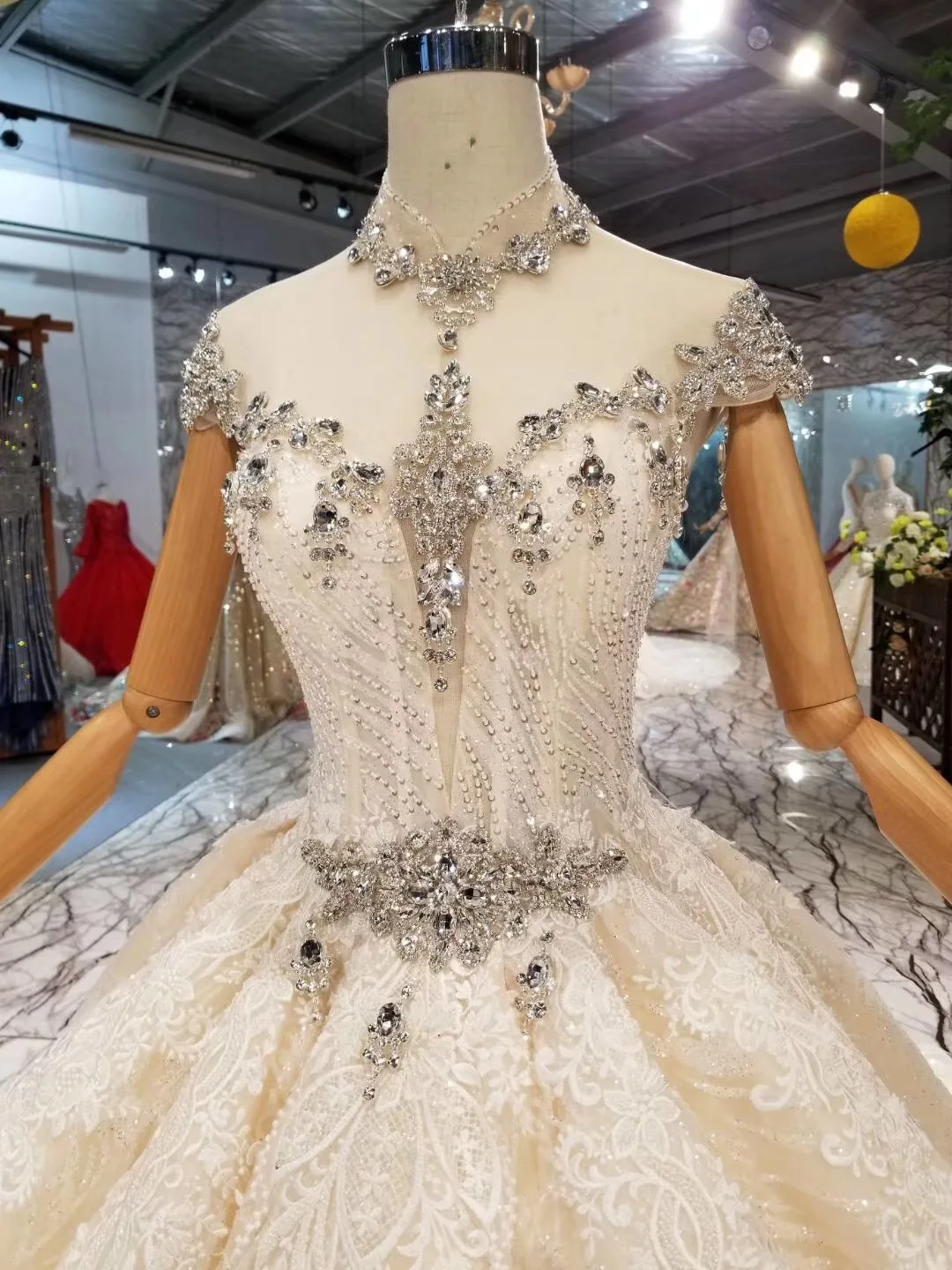 Shiny Wedding Gown With Glitter Sweetheart ball gown bridal gowns with beauty veil High Neck Lace Up Crystals Lace Wedding Dress
Shiny Wedding Gown With Glitter Sweetheart ball gown bridal gowns with beauty veil High Neck Lace Up Crystals Lace Wedding Dress