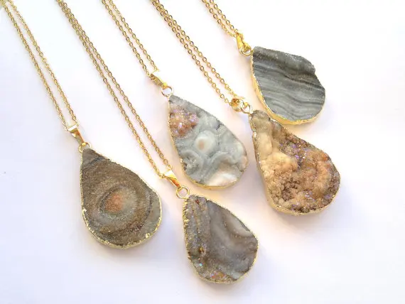 Халцедон Drusy ожерелье Aura Drusy Galaxy Drusy Ювелирные изделия КАПЛЕВИДНАЯ подвеска минеральное ожерелье с цепочкой 18 дюймов Смешанные 5 шт.
Халцедон Drusy ожерелье Aura Drusy Galaxy Drusy Ювелирные изделия КАПЛЕВИДНАЯ подвеска минеральное ожерелье с цепочкой 18 дюймов Смешанные 5 шт.