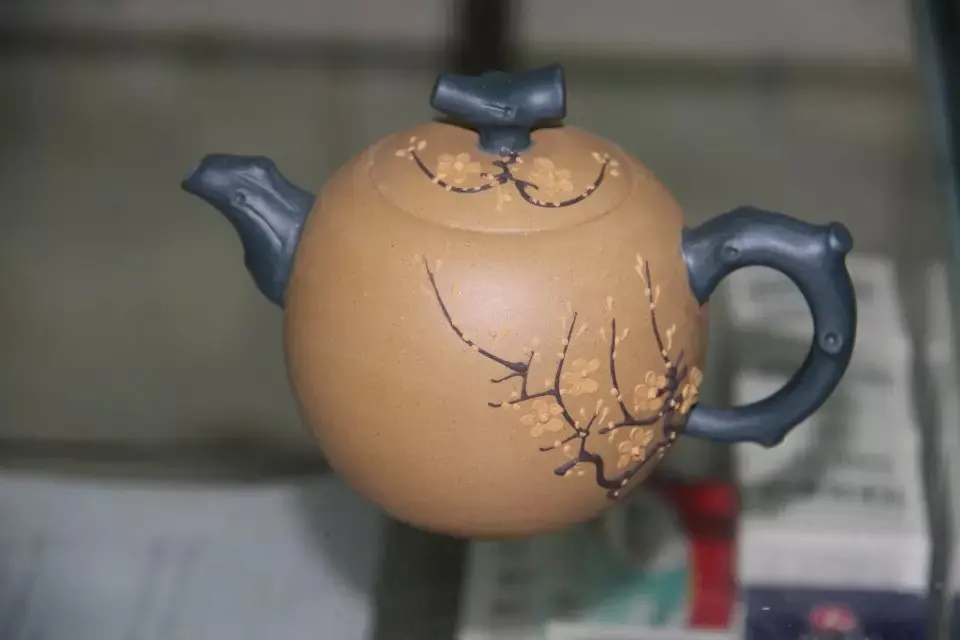 

The real yixing teapot purple clay teapot Famous artists manual The oolng green tea teapot Undressed ore mud 260ML