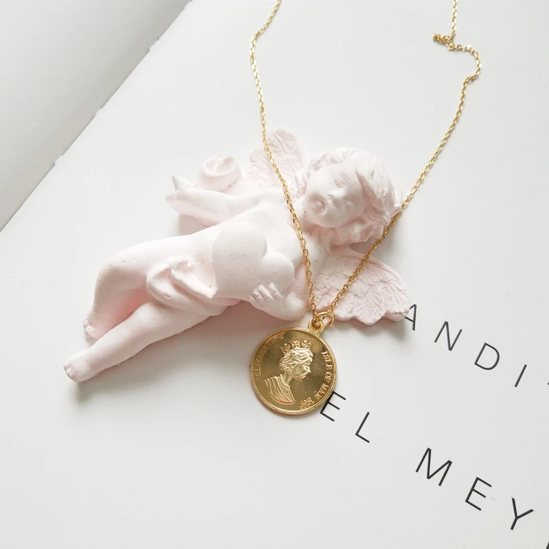 Leven Fancy 925 Sterling Silver Queen Elizabeth Round Pendant Necklace Golden Character Head Fashion Woman Daily Wear Jewelry
Leven Fancy 925 Sterling Silver Queen Elizabeth Round Pendant Necklace Golden Character Head Fashion Woman Daily Wear Jewelry